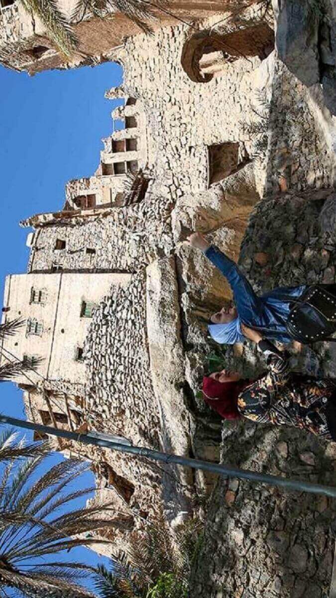 AFP/MOHAMMED MAHJOUB - Turistas egipcios se toman una selfie mientras recorren el pueblo de Misfat al-Abriyeen, situado en las escarpaduras del Gran Cañón de Omán