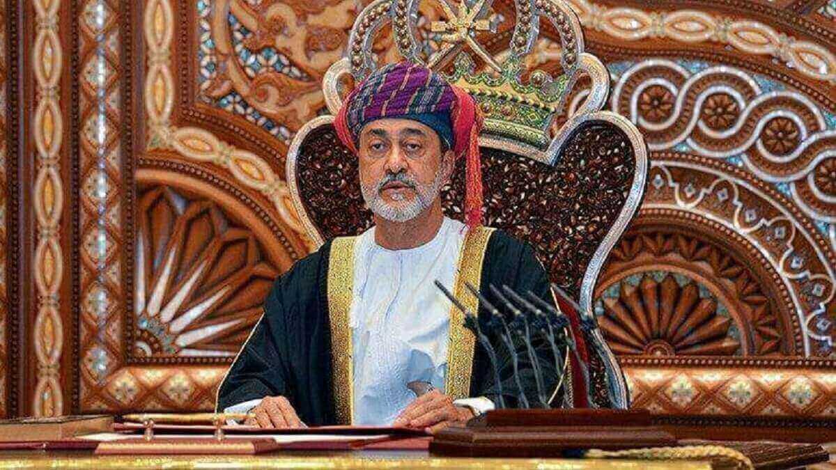 PHOTO/REUTERS - El sultán Haitham bin Tariq al-Said pronuncia un discurso tras jurar su cargo ante el consejo de la familia real en Mascate, Omán, en enero de 2020