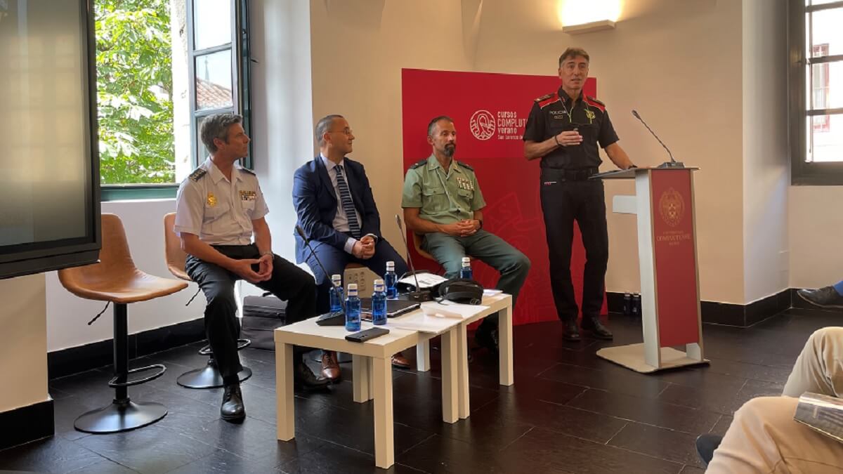 Orden de izq a dcha: Manuel Rodriguez García Risco, responsable Investigaciones en materia de contraterrorismo de la Comisaría General de Información Cuerpo Nacional de Policía, Said Dris, jefe de sección del Área Antiterrorista y Valoración de la Amenaza del Centro de Inteligencia contra el Terrorismo y el Crimen Organizado (CITCO), Óliver Pérez López, comandante del Servicio de Información de la Guardia Civil, y Lluis Paradell i Fernández, inspector de la Comisaría General de Información de los Mossos d’Esquadra