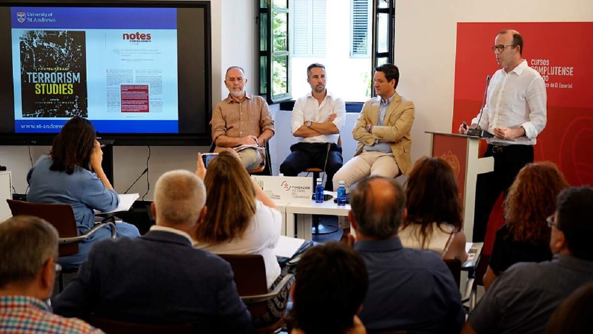 Fernando Reinares, catedrático de Ciencia Política en la Universidad Rey Juan Carlos and Distinguished Research Associate del Real Instituto Elcano, Lorenzo Vidino, director del Programa sobre Extremismo de la Universidad George Washington, Manuel R. Torres Soriano, catedrático de la Universidad Pablo de Olavide de Sevilla y director del curso, y Diego Muro, profesor titular de Relaciones Internacionales en el Handa Centre for the Study of Terrorism and Political Violence (CSTPV) de la Universidad de St. Andrews (Reino Unido)