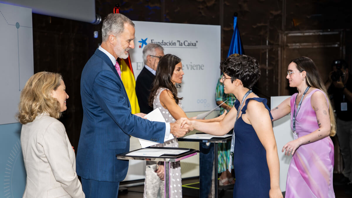 Sus Majestades los Reyes de España han presidido la ceremonia de entrega de las becas de posgrado en el extranjero de la Fundación ”la Caixa”, otorgadas a los 100 universitarios seleccionados en la convocatoria de 2022.