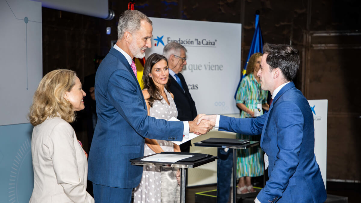 Sus Majestades los Reyes de España han presidido la ceremonia de entrega de las becas de posgrado en el extranjero de la Fundación ”la Caixa”, otorgadas a los 100 universitarios seleccionados en la convocatoria de 2022.