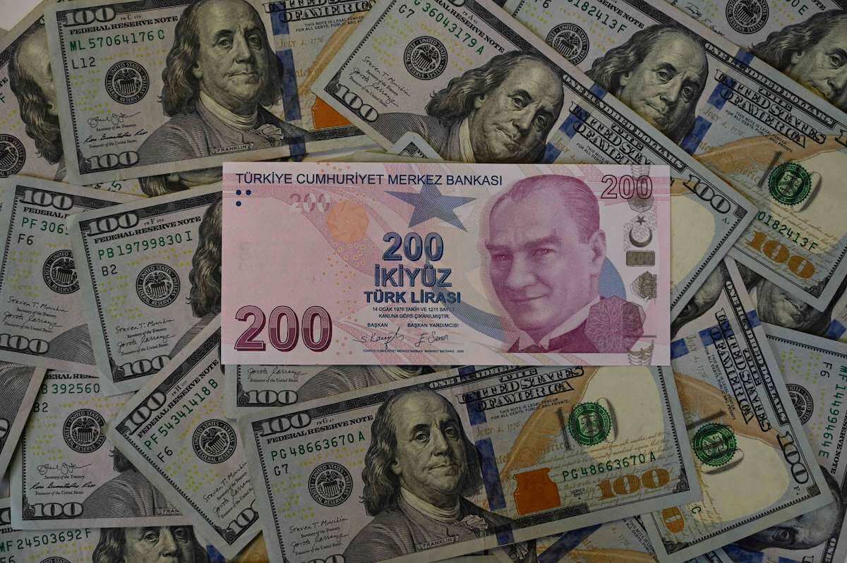 AFP/OZAN KOSE - La lira turca se hundió a un nuevo mínimo frente al dólar el 7 de junio de 2023, más más de una semana después de la reelección del presidente Recep Tayyip Erdogan