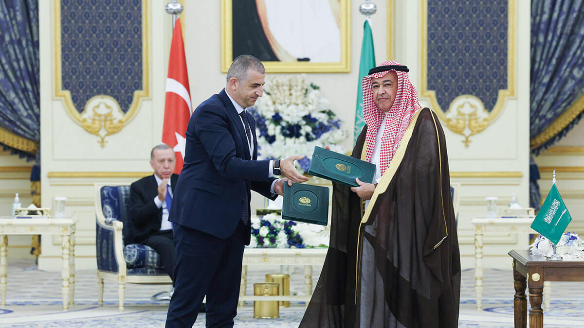 PHOTO/BAYKAR via REUTERS - Haluk Bayraktar, CEO del fabricante de drones turco Baykar, y Khaled bin Hussein Al-Bayari, Ministro Adjunto de Defensa de Arabia Saudita para Asuntos Ejecutivos, asisten a una ceremonia de firma en Jeddah, Arabia Saudita, el 18 de julio de 2023