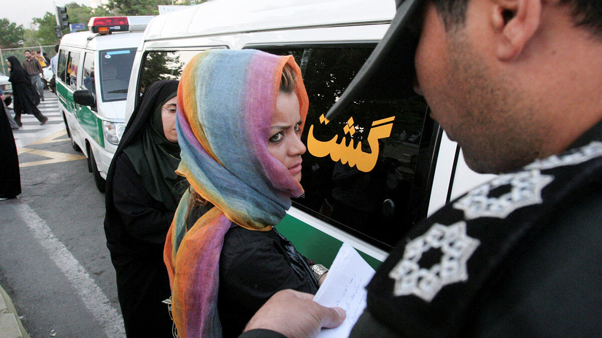 La policía moral toma el nombre de una mujer detenida durante una campaña contra la corrupción social en el norte de Teherán el 18 de junio de 2008
PHOTO/REUTERS