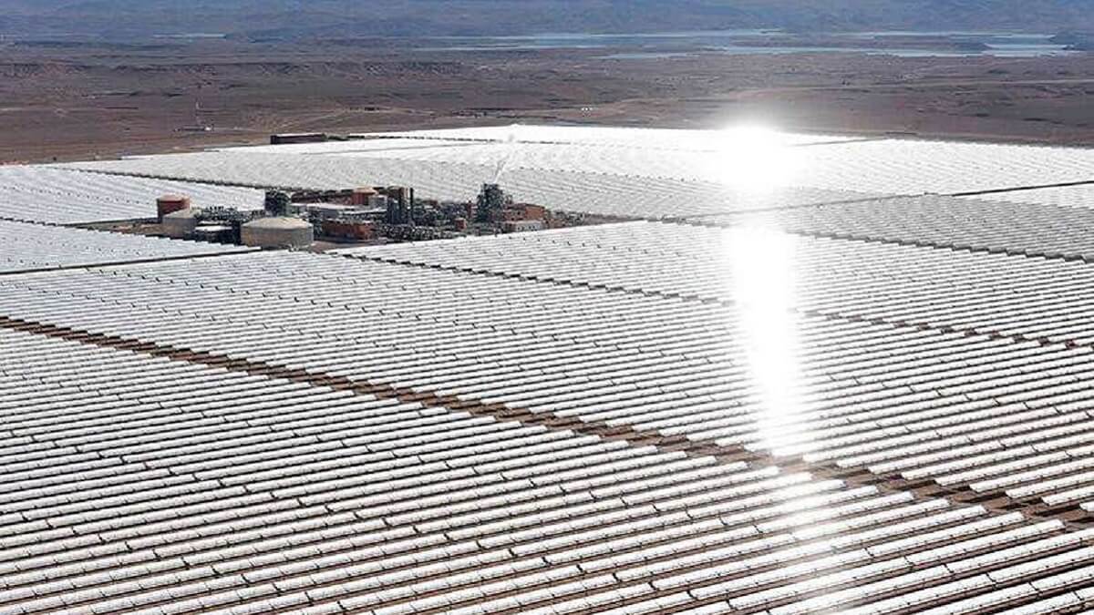 AFP/FADEL SENNA - Una vista aérea de los espejos solares de la planta de energía solar concentrada Noor 1, próxima a la ciudad de Ouarzazate