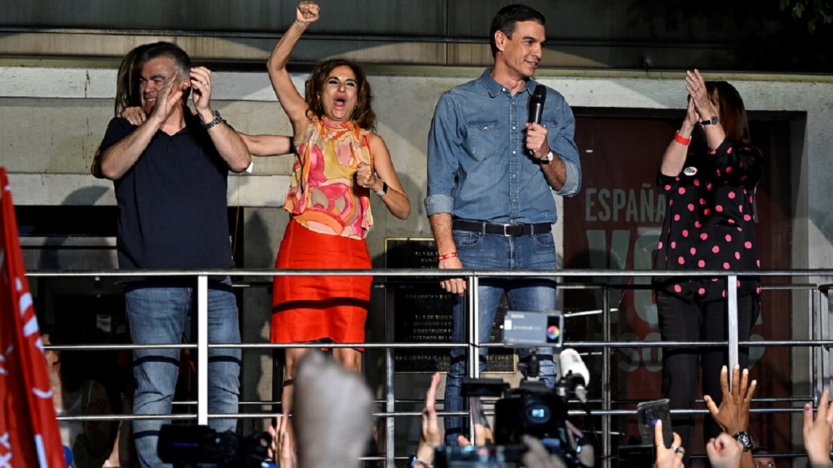 PHOTO/AFP/JAVIER SORIANO - El presidente del Gobierno español y candidato del Partido Socialista (PSOE) a la reelección, Pedro Sánchez, celebra junto a la ministra española de Presupuestos, María Jesús Montero, tras las elecciones generales españolas en la sede del Partido Socialista Español (PSOE) en Madrid, el 23 de julio de 2023
