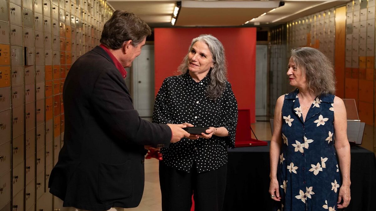 PHOTO/INSTITUTO CERVANTES/MIGUEL ALCALDE - García Montero entrega a Teresa Álvarez (centro) la llave de la caja donde se guarda el legado, acompañados por Marta Sanz
