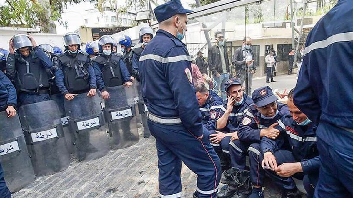 PHOTO/ARCHIVO - La policía argelina