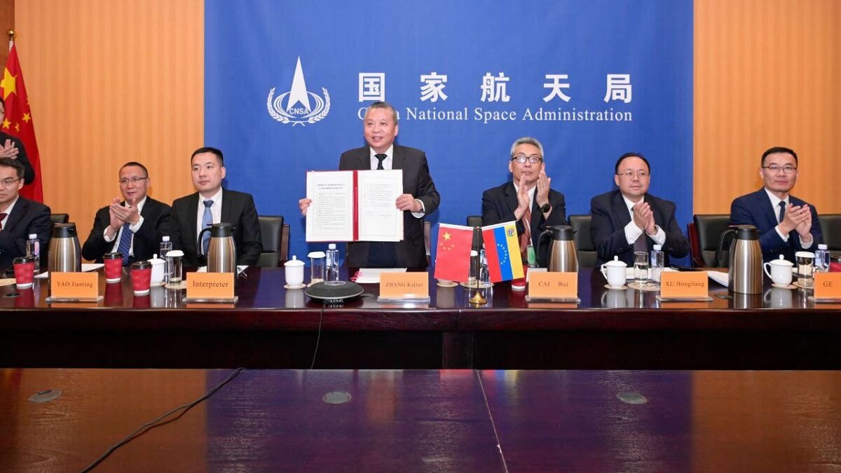 PHOTO/CNSA - El máximo responsable de la Administración Espacial Nacional de China (CNSA) es el profesor Zhang Kejian, que muestra por videoconferencia el documento que ha firmado para dar entrada a Venezuela en el proyecto ILRS