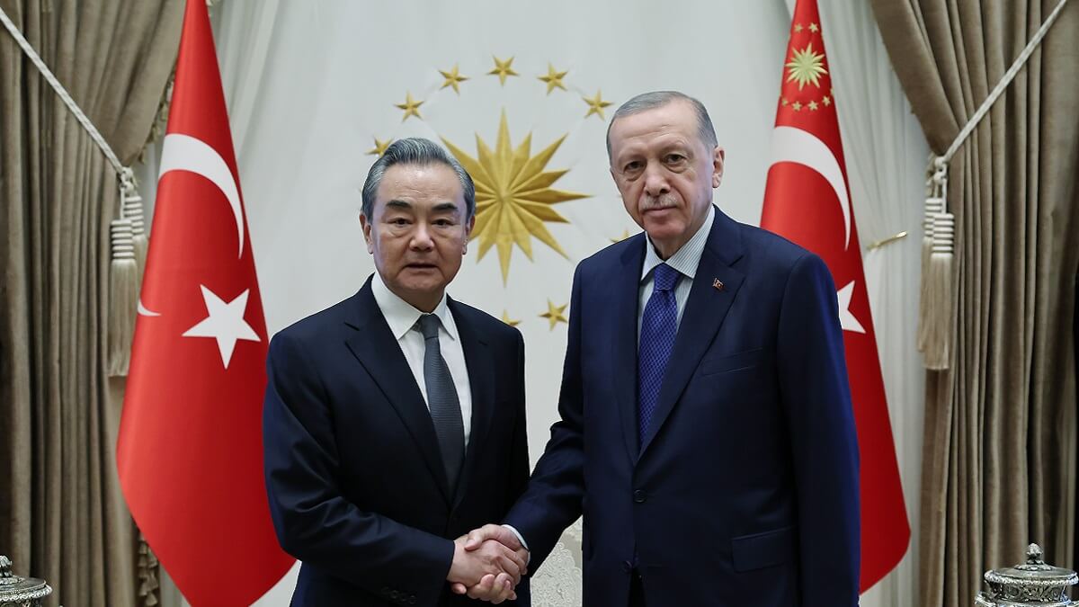 PHOTO/AFP/OFICINA DE PRENSA DE LA PRESIDENCIA TURCA/MURAT CETIN - Esta fotografía tomada y difundida por la Oficina de Prensa de la Presidencia turca el 26 de julio de 2023, muestra al presidente turco Recep Tayyip Erdogan estrechando la mano del ministro de Asuntos Exteriores chino, Wang Yi (I), en el Complejo Presidencial en Ankara