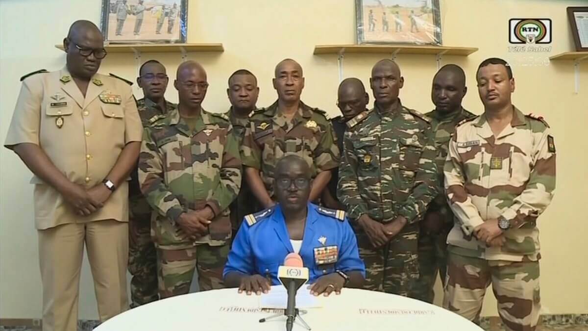 Esta imagen de captura de fotograma de vídeo obtenida por AFP de ORTN - Télé Sahel el 26 de julio de 2023 muestra al coronel mayor Amadou Abdramane (C), portavoz del Comité Nacional para la Salvación del Pueblo (CNSP) hablando durante una declaración televisada - PHOTO/ORTN-TÉLÉ SAHEL/AFP