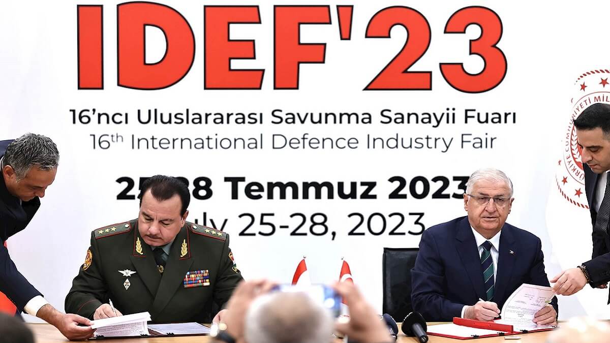 PHOTO/MoD Turkiye - Los ministros de Defensa de Tayikistán y Turquía, generales Sherali Mirzo (de uniforme) y Yasar Güler, han suscrito en IDEF un acuerdo de cooperación militar