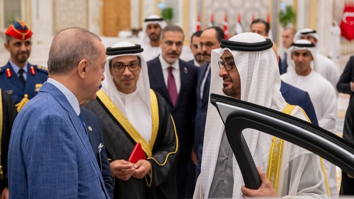 PHOTO/WAM - El presidente Erdogan aprovechó sus visitas oficiales a Arabia Saudí, Qatar y Emiratos para invitar a sus máximas autoridades a visitar el salón IDEF, que se inauguró en Estambul el 25 de julio