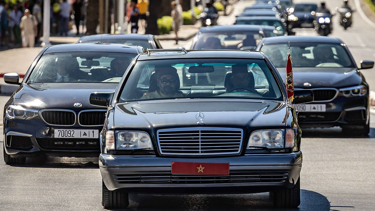 Convoy que transportaba al rey Mohammed VI de Marruecos abandona el palacio de Tetuán después de una ceremonia de lealtad para conmemorar el 24 aniversario de su entronización, el 31 de julio de 2023
AFP/FADEL SENNA