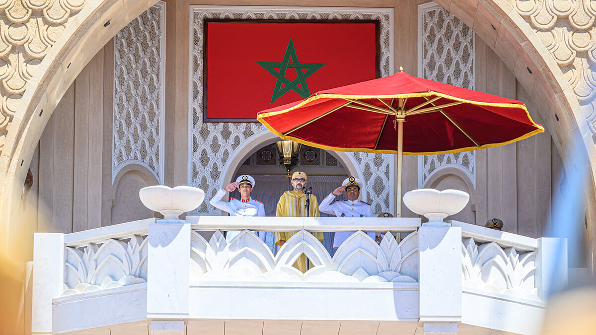 Su Majestad el Rey Mohammed VI, Jefe Supremo y Jefe de Estado Mayor General de las Fuerzas Armadas Reales (FAR), acompañado por SAR el Príncipe Heredero Moulay El Hassan y SAR el Príncipe Moulay Rachid, preside en la Place du Mechouar del Palacio Real de Tetuán, con motivo de la celebración del 24 aniversario de la adhesión del Soberano al Trono
PHOTO/MAP
