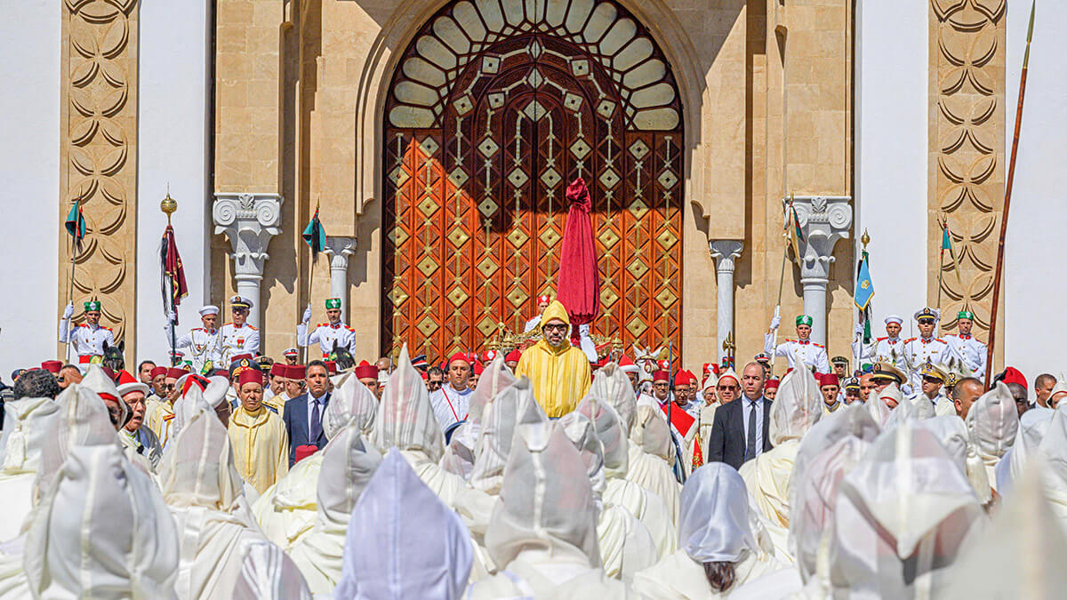 PHOTO/MAP - Su Majestad el rey Mohamed VI, comandante supremo y jefe del Estado Mayor de las Fuerzas Armadas Reales (FAR), acompañado por SAR el príncipe heredero Moulay El Hassan y SAR el príncipe Moulay Rachid, preside en la plaza del Mechouar del Palacio Real de Tetuán, con motivo de la celebración del 24º aniversario de la ascensión del soberano al trono