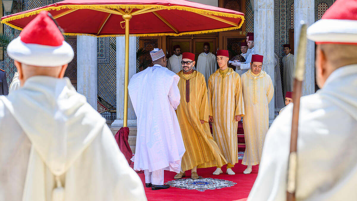 Su Majestad el Rey Mohamed VI, Emir Al-Mouminine, acompañado de SAR el príncipe heredero Moulay El Hassan, SAR el príncipe Moulay Rachid, SAR el príncipe Moulay Ahmed y SAR el príncipe Moulay Ismail, realiza la oración del Eid Al-Fitr en la mezquita Al-Mohammadi de Casablanca - PHOTO/MAP