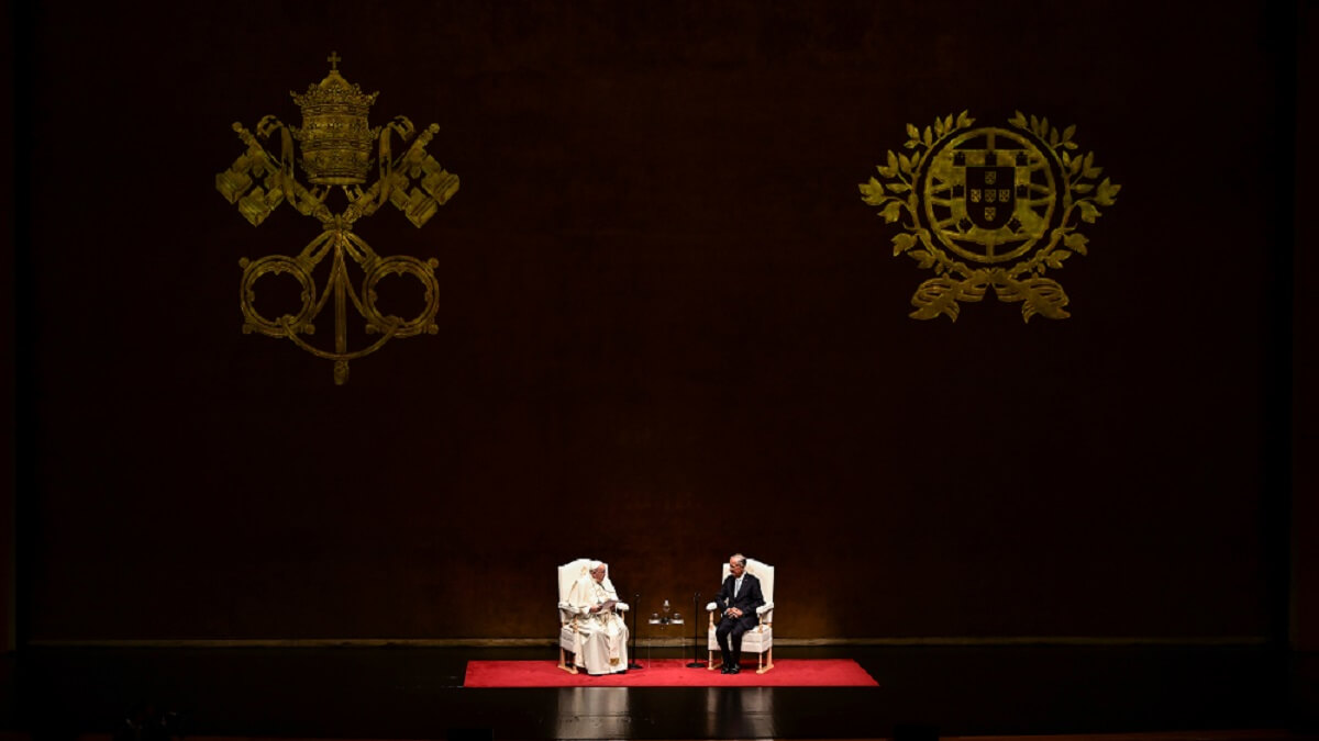 PHOTO/AFP/MARCO BERTORELLO - El papa Francisco (izq.) y el presidente portugués Marcelo Rebelo de Sousa hacen un gesto tras mantener un encuentro con autoridades, sociedad civil y cuerpo diplomático en el centro cultural del barrio de Belem, en Lisboa, durante su visita de cinco días para asistir al encuentro de jóvenes católicos de la Jornada Mundial de la Juventud (JMJ), el 2 de agosto de 2023