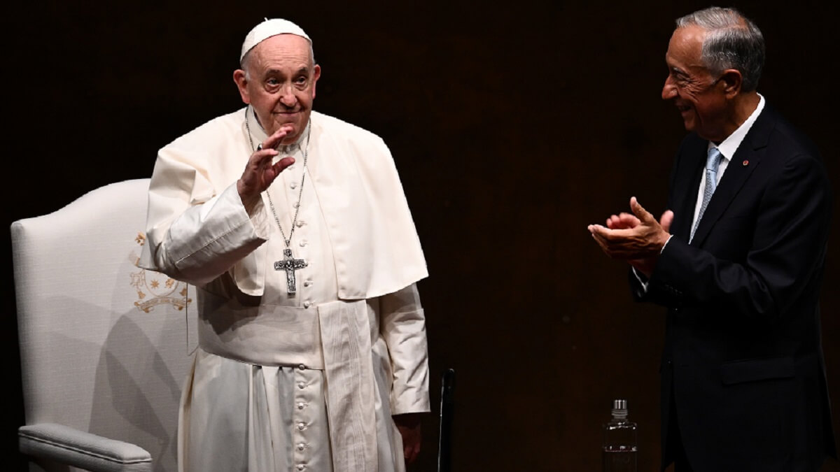 PHOTO/AFP/MARCO BERTORELLO - El papa Francisco (izq.) y el presidente portugués Marcelo Rebelo de Sousa hacen un gesto tras mantener un encuentro con autoridades, sociedad civil y cuerpo diplomático en el centro cultural del barrio de Belem, en Lisboa, durante su visita de cinco días para asistir al encuentro de jóvenes católicos de la Jornada Mundial de la Juventud (JMJ), el 2 de agosto de 2023