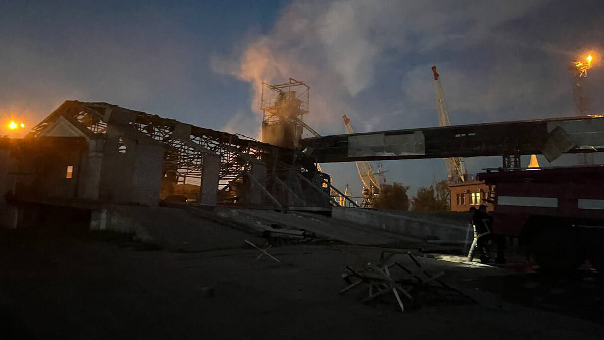 AFP/ UKRAINIAN EMERGENCY SERVICE - Esta fotografía de mano difundida por el Servicio de Emergencias de Ucrania el 2 de agosto de 2023 muestra una vista de un edificio dañado en un puerto ucraniano en el Danubio tras un ataque nocturno con drones en la región de Odesa, en medio de la invasión rusa de Ucrania. Las autoridades ucranianas que difundieron esta imagen no dan más detalles sobre el lugar exacto del ataque. Los drones rusos dañaron la infraestructura de un puerto ucraniano en el Danubio, mientras Moscú atacaba instalaciones vitales para los envíos de grano desde Ucrania tras el fracaso de un acuerdo de exportación