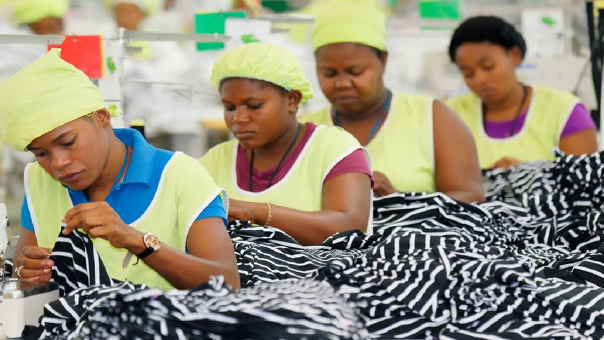 OIT/MArcel Crozet - Modistas haitianas trabajan en la cadena de producción de una fábrica de ropa