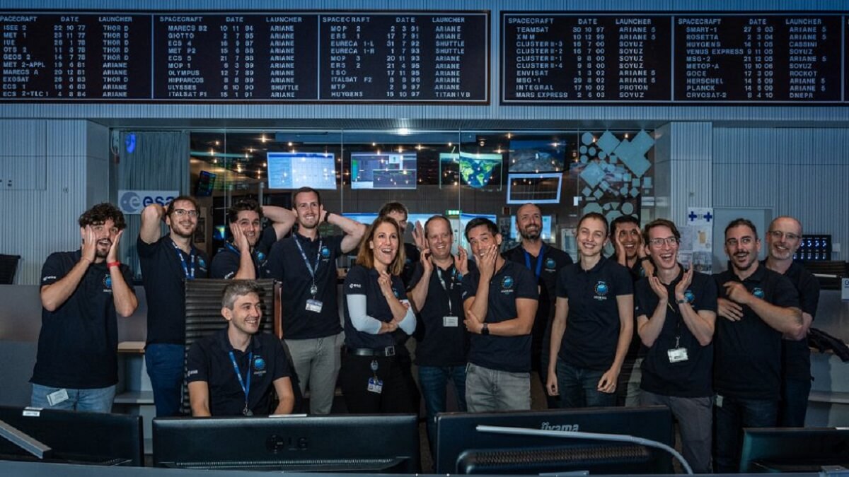 PHOTO/ESA-JMai - El equipo dirigido por la directora de operaciones de Aeolus, Isabel Rojo (centro), muestra su satisfacción al comprobar que su trabajo ha llevado al satélite a su reentrada y destrucción semicontrolada