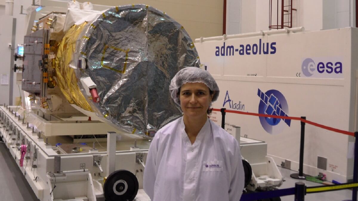 PHOTO/JPons - Elena Checa fue la ingeniera especializada en control térmico que hizo posible Aladin, el sofisticado instrumento láser de rayos ultravioleta de alta energía que ha sido la clave del satélite ya inmolado