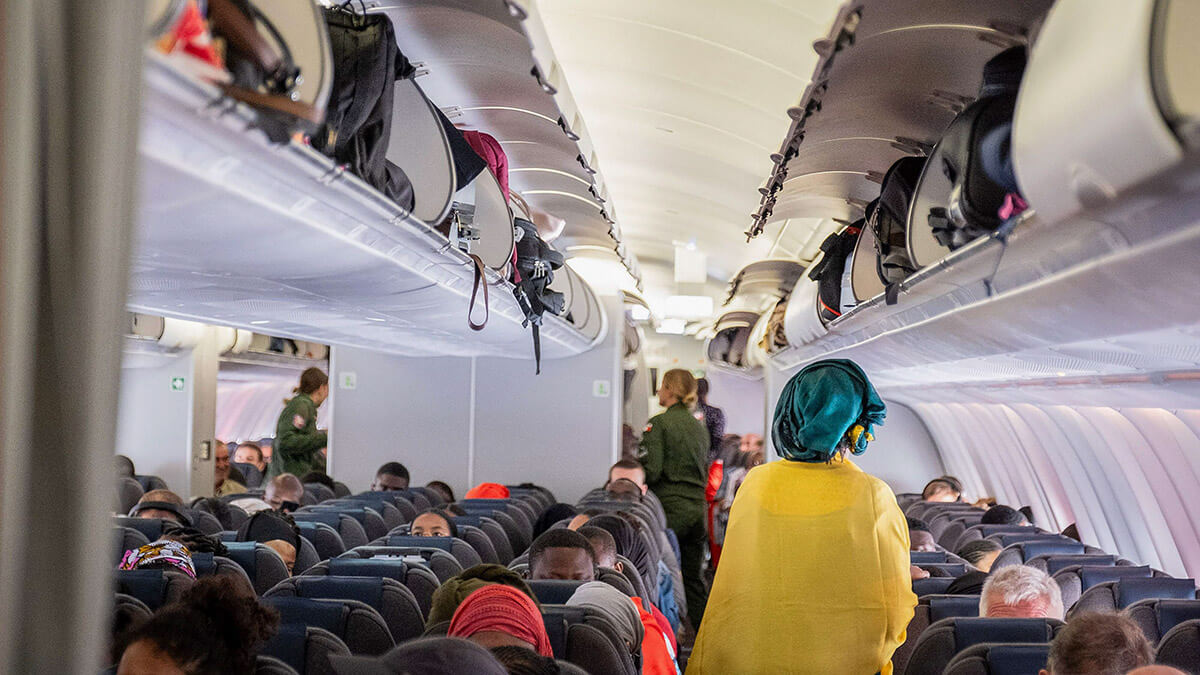 Una fotografía de un folleto publicada por el Ministerio francés para Europa y Asuntos Exteriores (MEAE) muestra a los pasajeros esperando que el avión francés despegue del aeropuerto internacional Diori Hamani en Niamey el 2 de agosto de 2023
