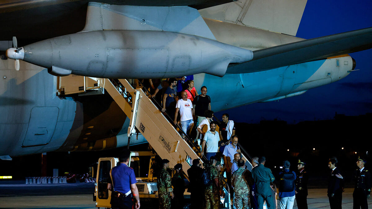 REUTERS/REMO CASILLI - Ciudadanos italianos y otros ciudadanos europeos y estadounidenses, que han sido evacuados de Níger, días después de que una junta tomara el poder en el país de África occidental, llegan al aeropuerto de Ciampino, cerca de Roma, Italia, el 2 de agosto de 2023