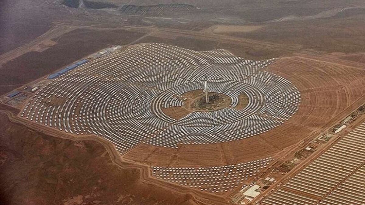 FOTO/AP - Vista aérea de la central solar marroquí Noor 3 en Ouarzazate, en el centro de Marruecos