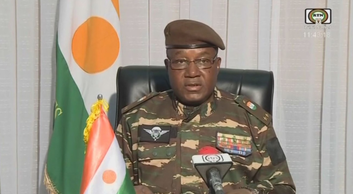 Esta captura de pantalla de vídeo obtenida por AFP de ORTN - Télé Sahel el 28 de julio de 2023 muestra al general Abdourahamane Tchiani, nuevo hombre fuerte de Níger, leyendo una declaración como "presidente del Consejo Nacional de Salvaguarda de la Patria". Tras Mali y Burkina Faso, Níger, hasta ahora aliado de los países occidentales, se ha convertido en el tercer país del Sahel, minado por los ataques de grupos vinculados al Estado Islámico y Al Qaeda, que sufre un golpe de Estado desde 2020.