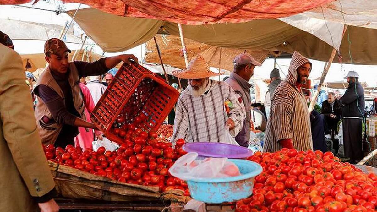 REUTERS/YOUSSEF BOUDLAL - Mercado de verduras en las afueras de Casablanca