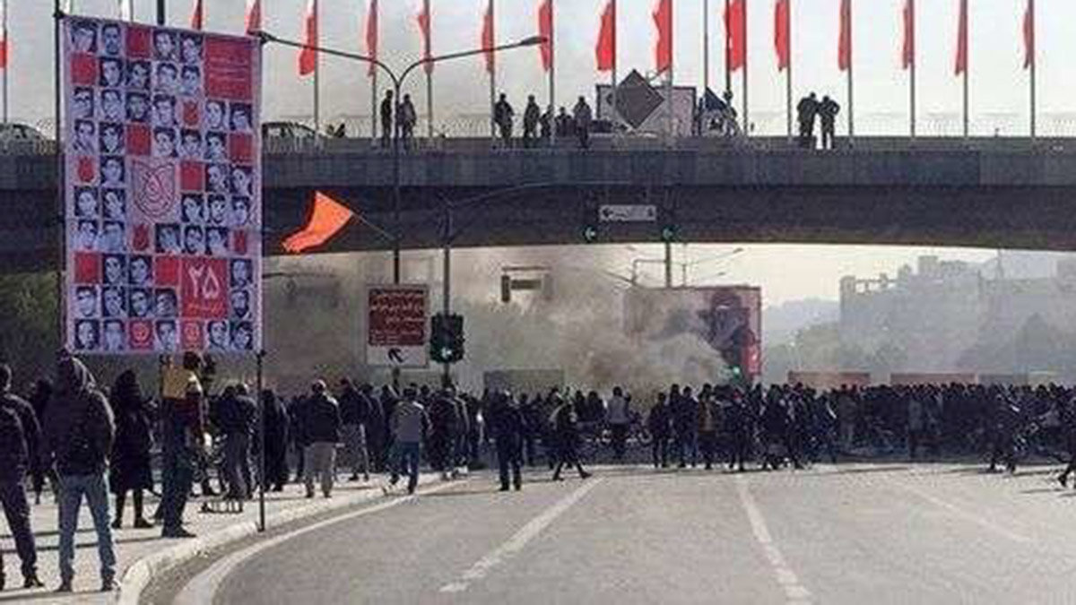 PHOTO/FILE - Los iraníes se levantan en contra de la opresión del Gobierno