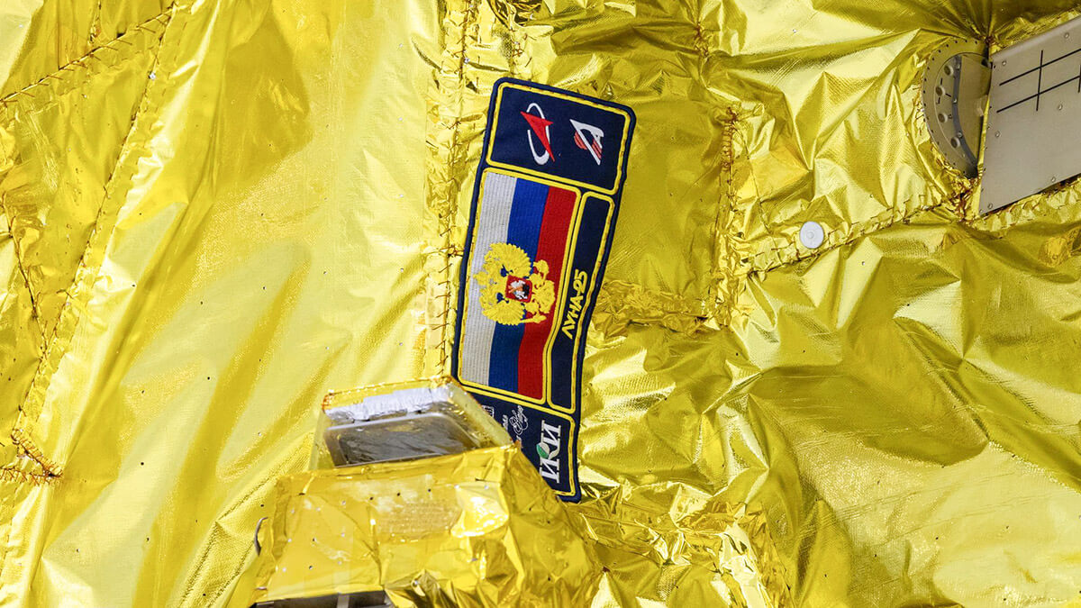 PHOTO/TsENKI-Roscosmos - Sobre la manta térmica protectora se aprecian los logos de sus principales responsables. A un lado del escudo nacional, el de Roscosmos y NPO Lavochkin. A la izquierda, el del Instituto de Investigación Espacial (IKI)