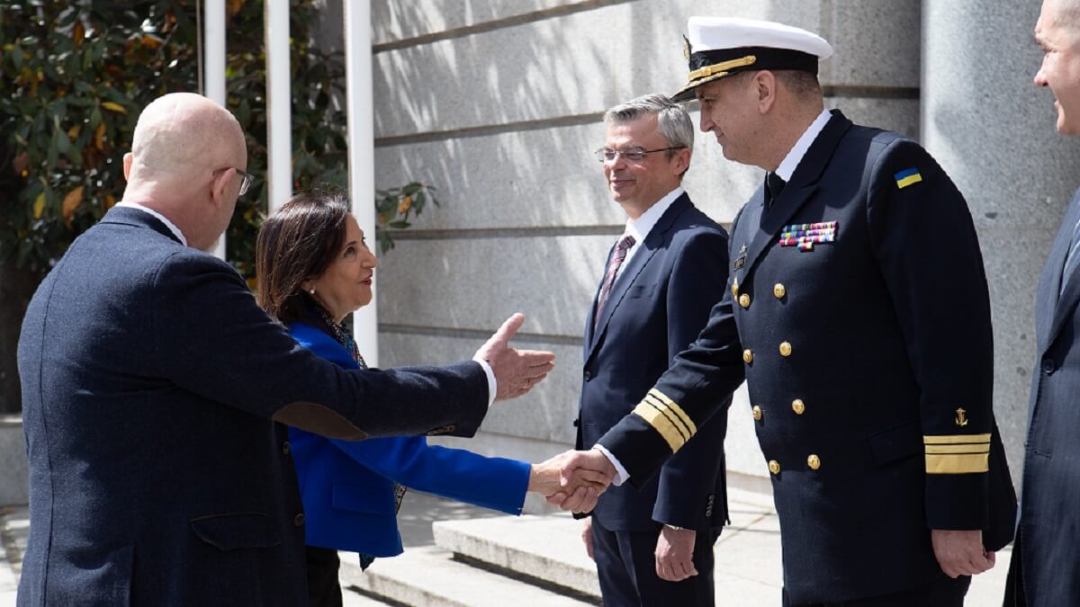 PHOTO/MDE - El titular de Defensa de Ucrania, Oleksii Reznikov, presenta a la ministra Margarita Robles al jefe de Estado Mayor de la Armada, contraalmirante Oleksii Neizhpapa, en su visita a Madrid del pasado 12 de abril