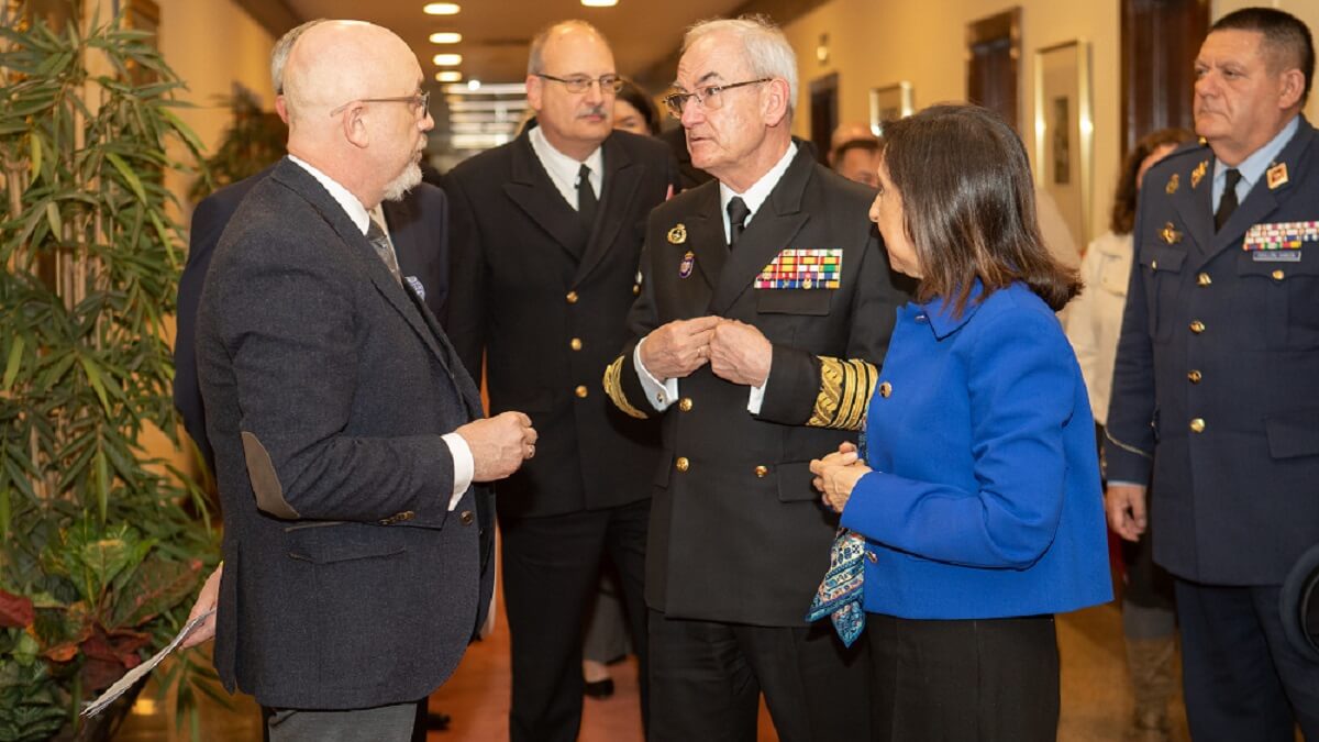 PHOTO/MDE - El ministro Reznikov departe con el Jefe de Estado Mayor de la Defensa, almirante Teodoro López Calderón, en presencia de la ministra Robles, el general del Aire Pablo Guillén y el segundo AJEMA, almirante Carlos Martínez-Merello