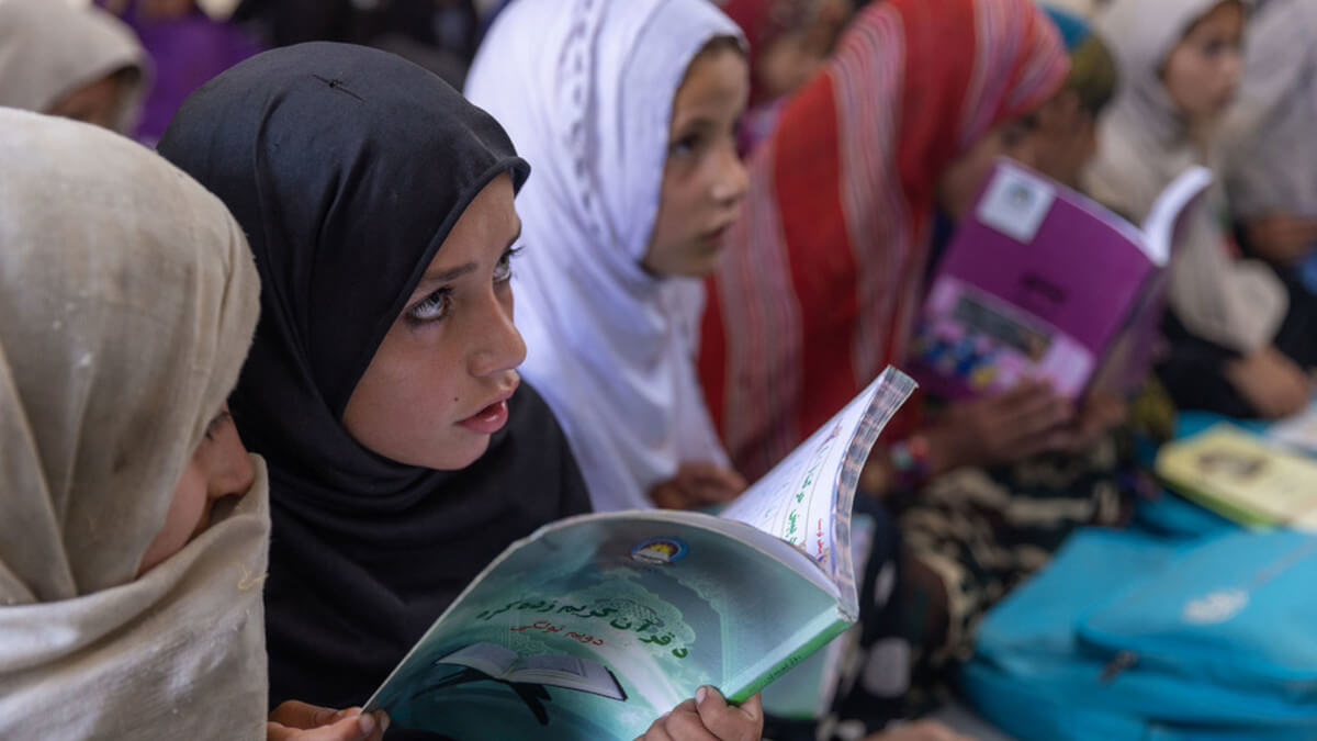 © UNICEF/Sayed Bidel Unas niñas estudian en una escuela de la provincia afgana de Paktika que recibe apoyo de UNICEF.