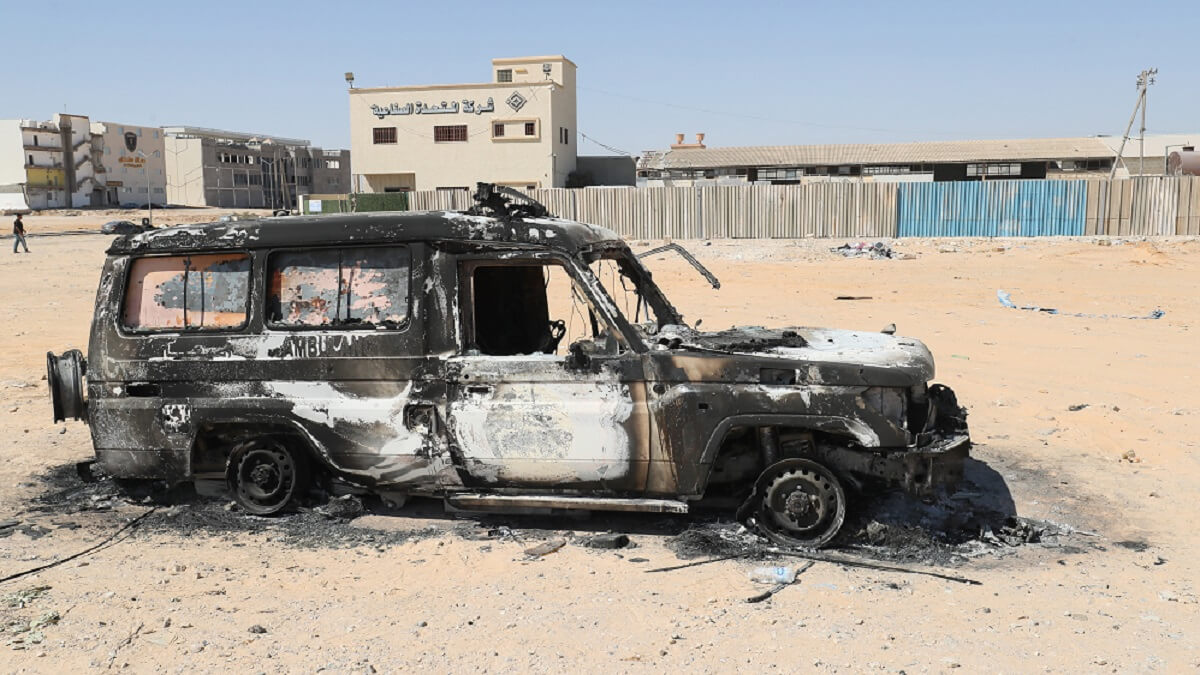 Imagen de un coche calcinado tras dos días de enfrentamientos entre dos grupos rivales en la capital de Libia, el 16 de agosto de 2023 - PHOTO/AFP/MAHMUD TURKIA