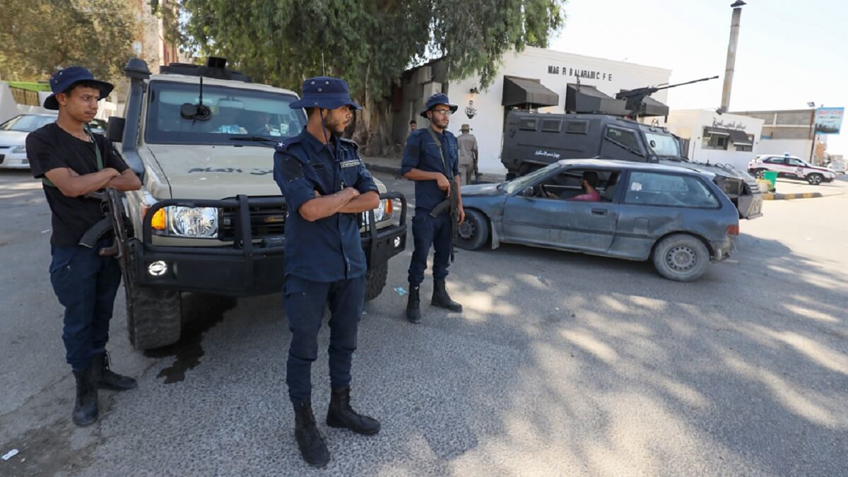 PHOTO/AFP/MAHMUD TURKIA - Fuerzas afiliadas al Gobierno de Unidad Nacional (GUN) con sede en Trípoli se despliegan tras dos días de enfrentamientos mortales entre dos grupos rivales en la capital de Libia, el 16 de agosto de 2023