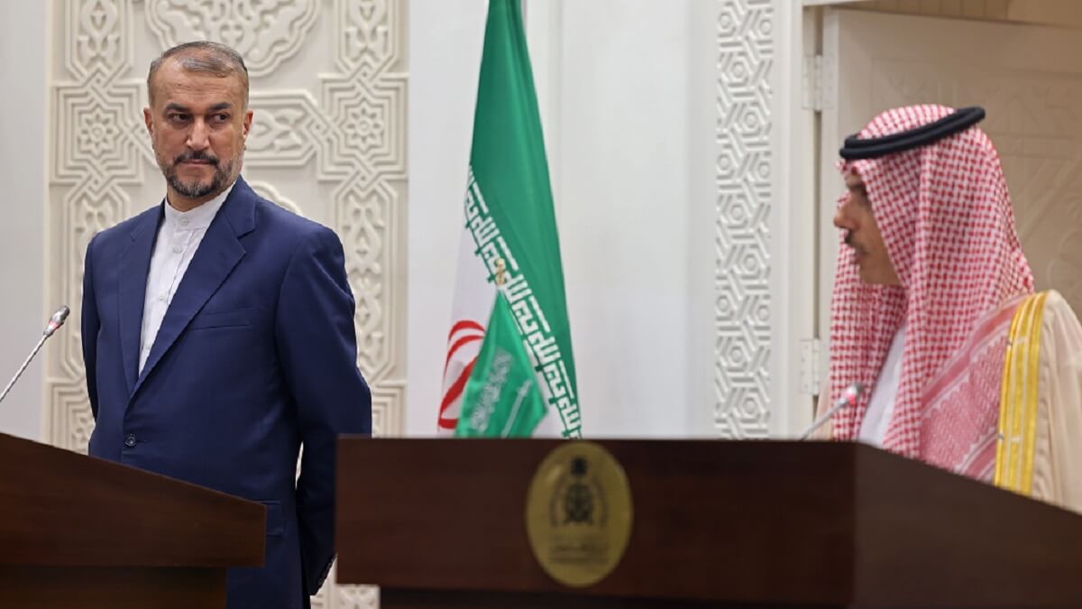 PHOTO/AFP/FAYEZ NURELDINE - El ministro de Asuntos Exteriores de Irán, Hossein Amir Abdolahian (izq.), y su homólogo saudí, Faisal bin Farhan, celebran una rueda de prensa conjunta en Riad el 17 de agosto de 2023