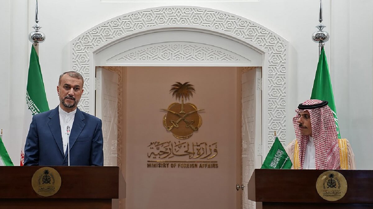 AFP PHOTO/HO/MINISTERIO DE ASUNTOS EXTERIORES DE IRÁN - Esta foto de distribución facilitada por el Ministerio de Asuntos Exteriores iraní muestra al ministro de Asuntos Exteriores de Irán, Hossein Amir Abdolahian (izq.), y a su homólogo saudí, Faisal bin Farhan, celebrando una rueda de prensa conjunta en Riad el 17 de agosto de 2023