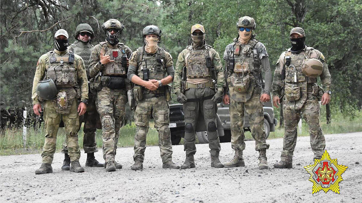 Esta imagen publicada el 20 de julio de 2023 en el canal Telegram del Ministerio de Defensa bielorruso muestra lo que se dice un entrenamiento conjunto de combatientes del PMC Wagner con militares de las fuerzas especiales bielorrusas en el terreno militar de Brestsky. Bielorrusia dijo el 20 de julio de 2023 que instructores de la fuerza mercenaria Wagner habían comenzado a entrenar a las fuerzas especiales del ex país soviético