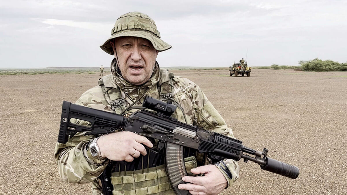 PHOTO/ Cortesía PMC Wagner vía Telegram vía REUTERS
- Yevgeny Prigozhin, jefe del grupo mercenario privado ruso Wagner, da un discurso camuflado y con un arma en las manos en una zona desértica en un lugar desconocido, en esta imagen fija tomada de un vídeo grabado posiblemente en África y publicado el 21 de agosto de 2023