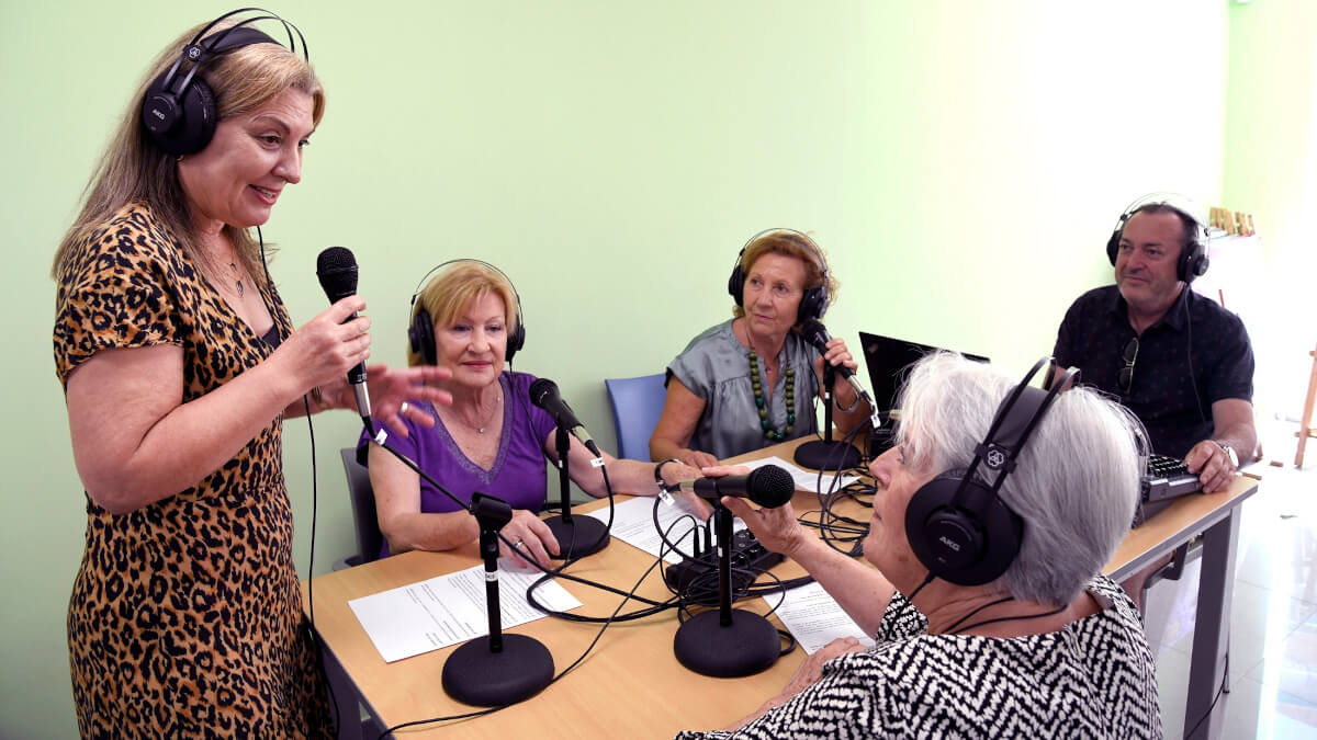 Personas mayores participando en las actividades impulsadas por la Fundación ”la Caixa”.