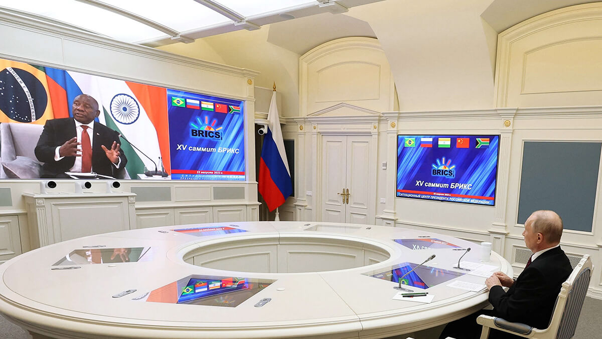 SPUNIK/MIKHAIL KLIMENTYEV - El presidente ruso Vladimir Putin asiste a una reunión de líderes de los BRICS, mientras el presidente sudafricano Cyril Ramaphosa es visto en una pantalla, durante un enlace de vídeo en Moscú, Rusia, el 22 de agosto de 2023