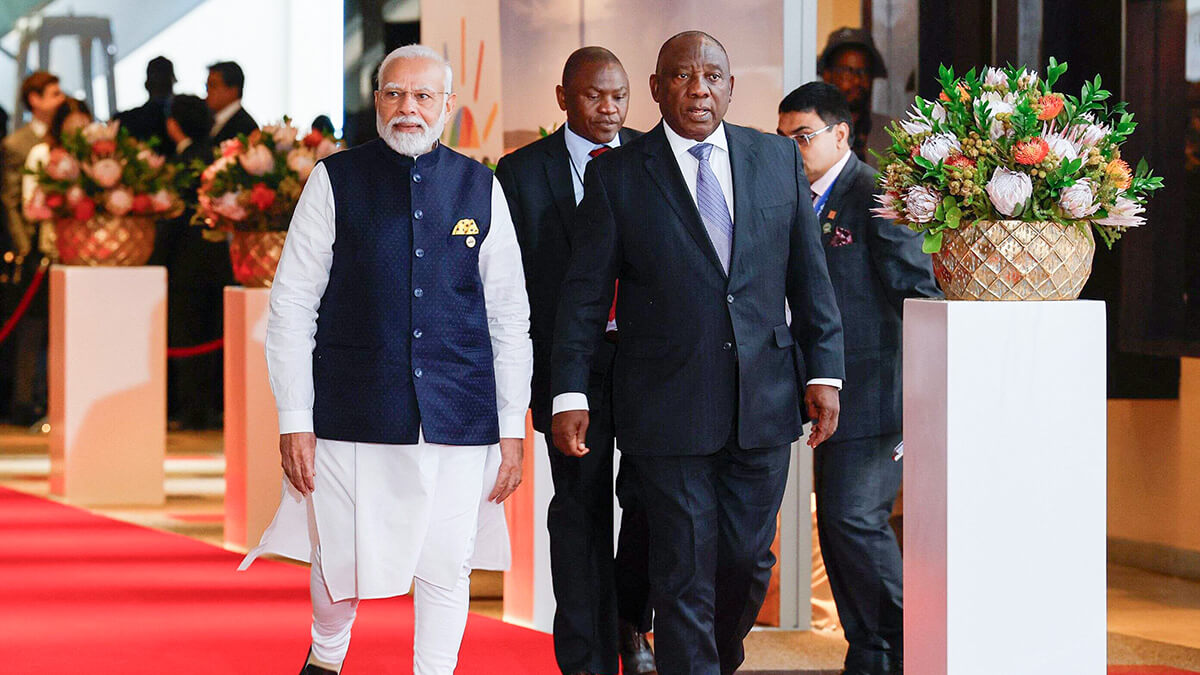 AFP/ GIANLUIGI GUERCIA - El Primer Ministro de la India, Narendra Modi (CL), y el Presidente sudafricano, Cyril Ramaphosa (R), llegan a la Cumbre BRICS de 2023 en el Centro de Convenciones de Sandton en Johannesburgo el 23 de agosto de 2023