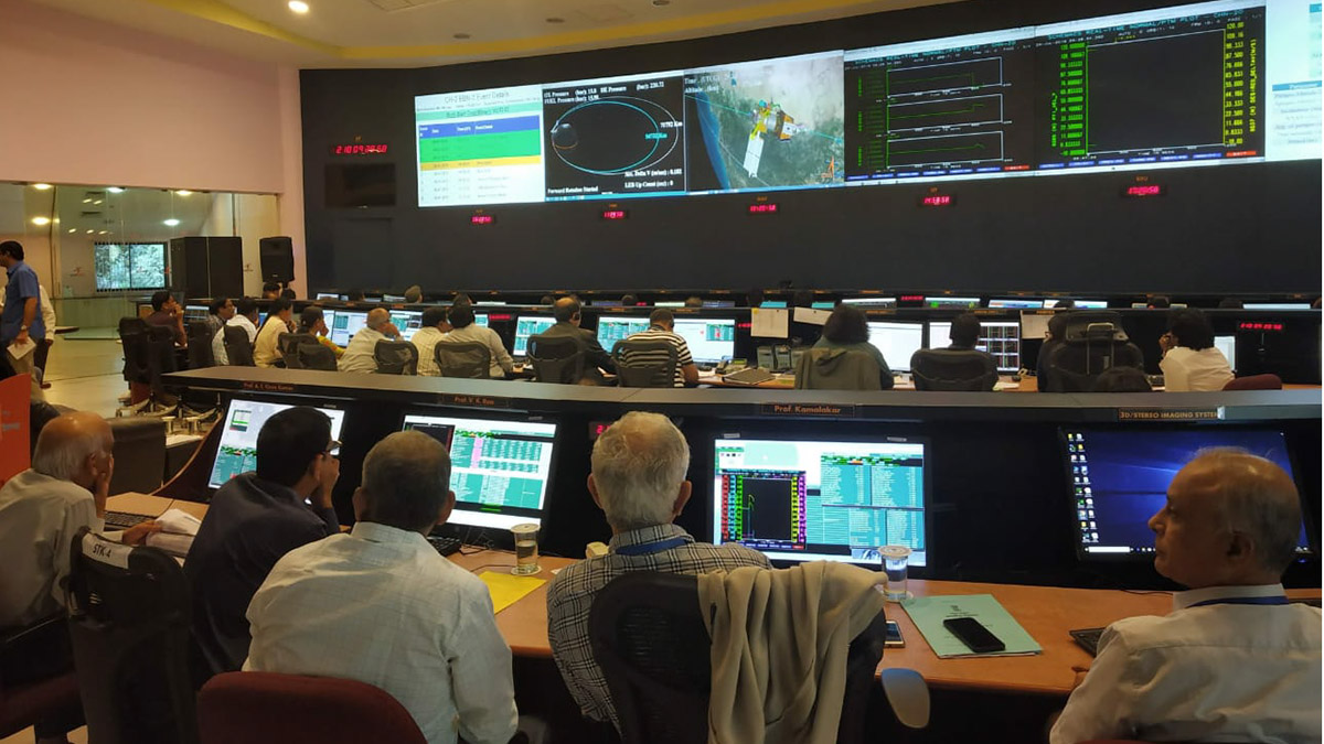 PHOTO/ISRO - A los ingenieros y técnicos del Centro de Control de Bengalore de la Red de Mando y Seguimiento de Telemetría de la ISRO les queda todavía una ardua labor de 14 días de intenso trabajo