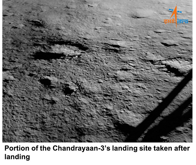 PHOTO/ISRO - Una de las imágenes que envió el módulo de superficie Vikram instantes antes de ser el primer objeto humano en tocar la superficie del Polo Sur de la Luna