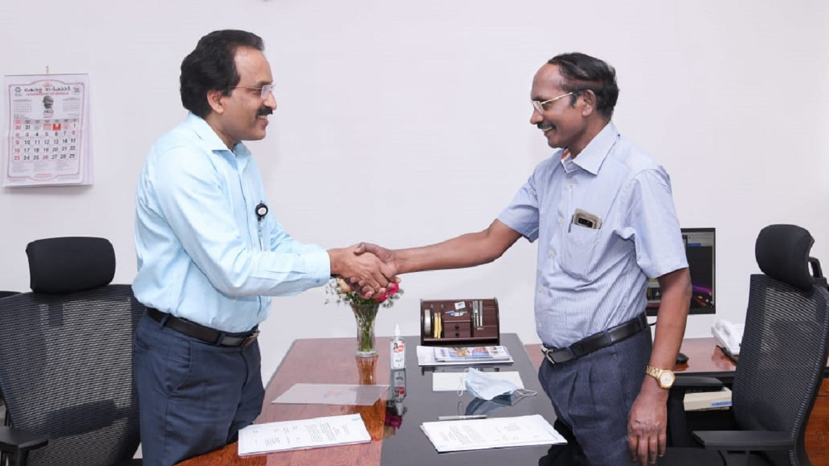 PHOTO/ISRO - El presidente de la ISRO, Sreedhara Somanath, (izquierda) lleva desde enero de 2022 en el cargo. Sustituyó al profesor Kailasavadivu Sivan (derecha), que estuvo al frente de la Agencia espacial India desde enero de 2018